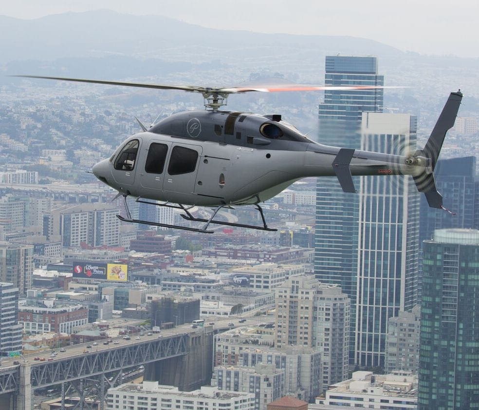 2 Männer gehen von Bell 525 weg