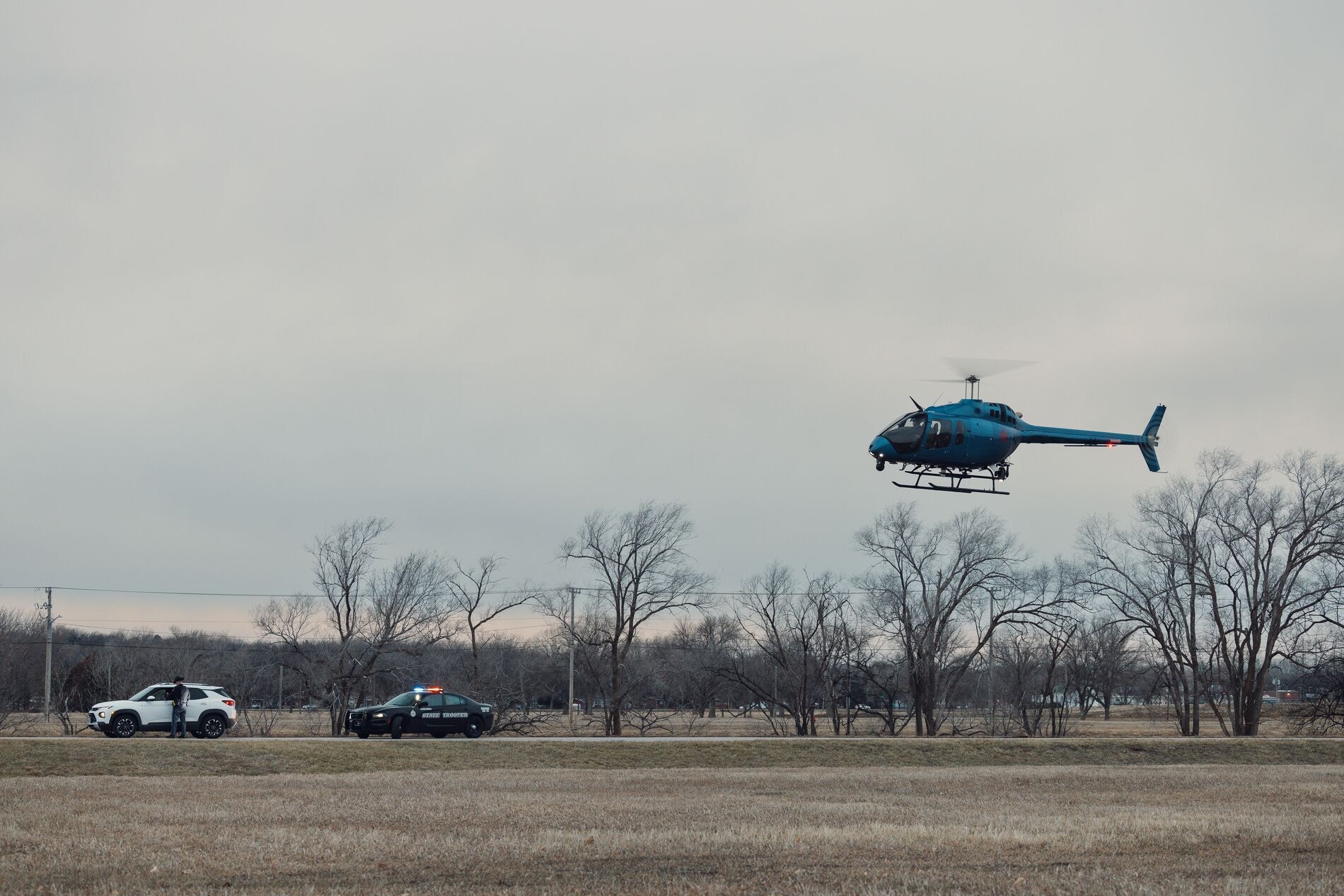 Nebraska State Patrol Bell 505 über Feld