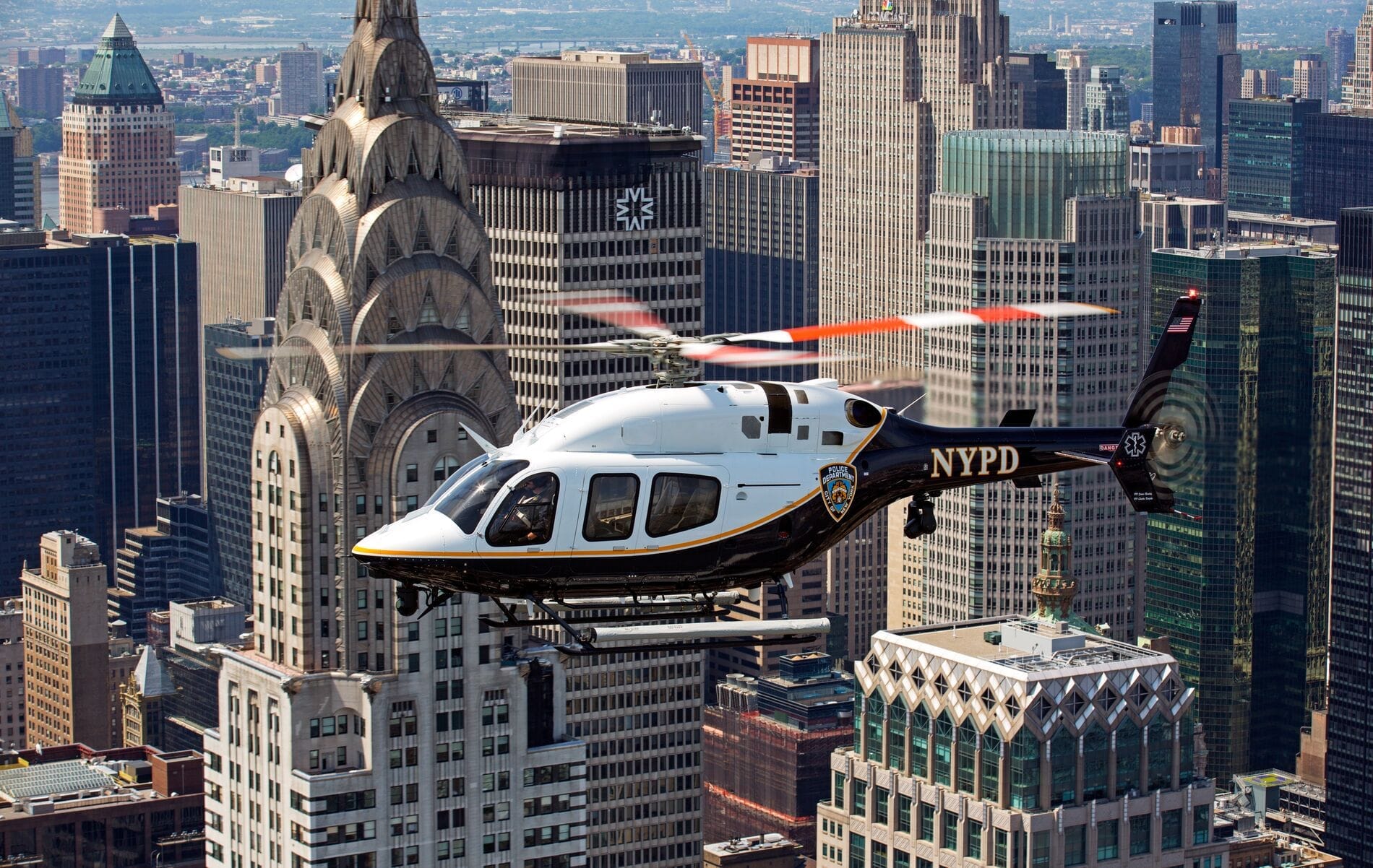 Nebraska State Patrol Bell 505 über Feld