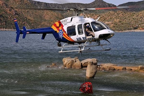 Bell 407 Bell 407 niedrig über Wasser​​​​​​​