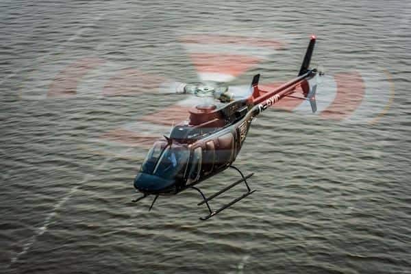 Helikopter Bell 407 über Wasser