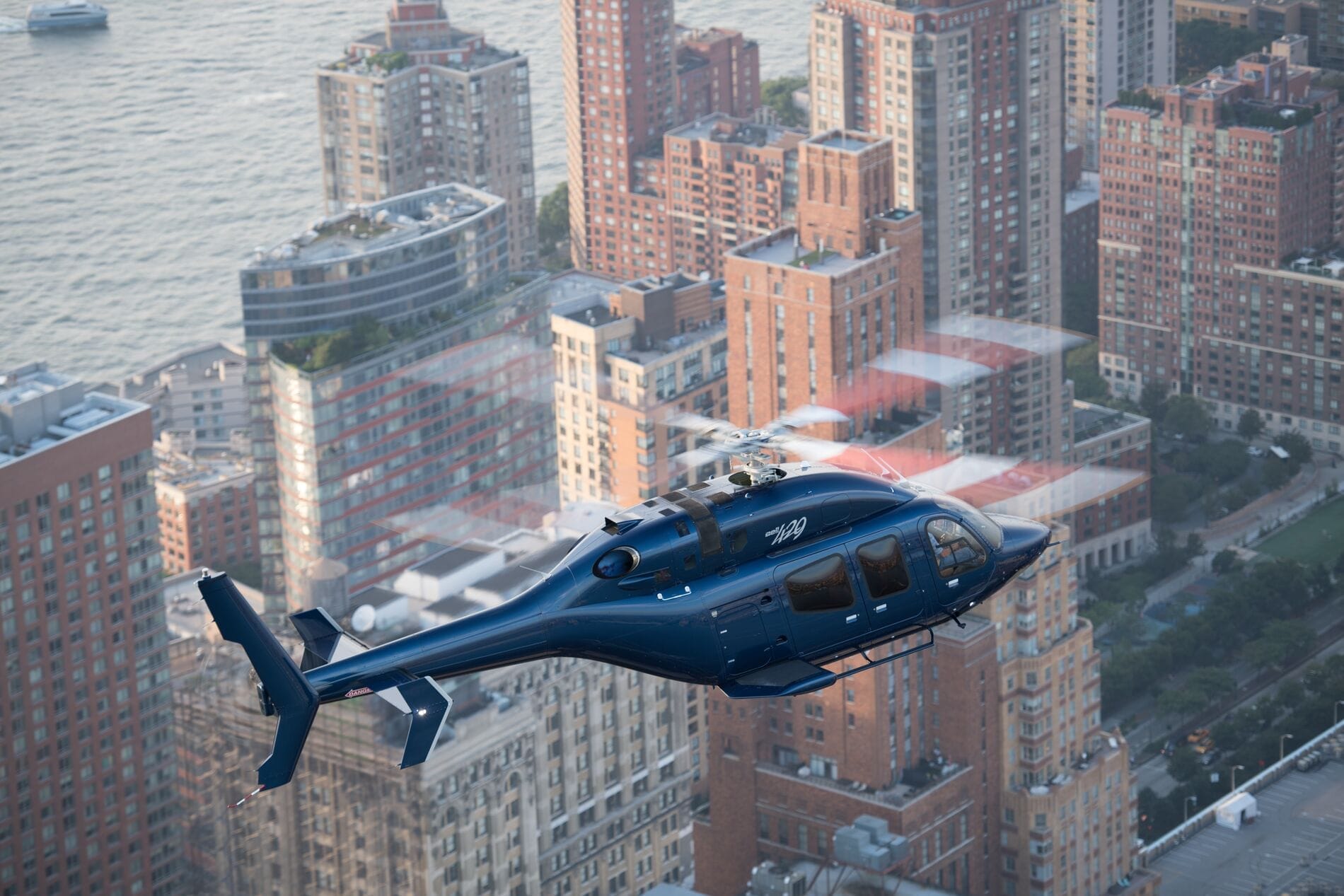 Bell 429 über der Stadt
