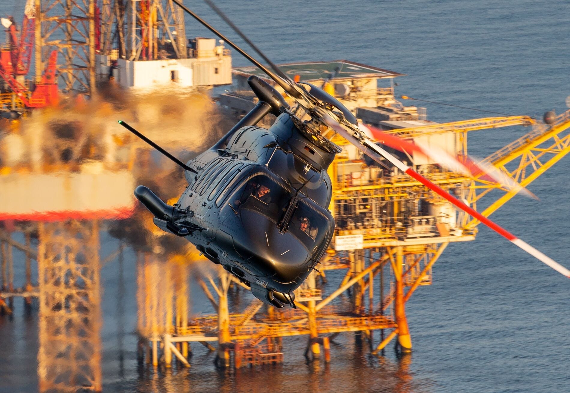 Bell 525 Fliegen über eine Bohrinsel