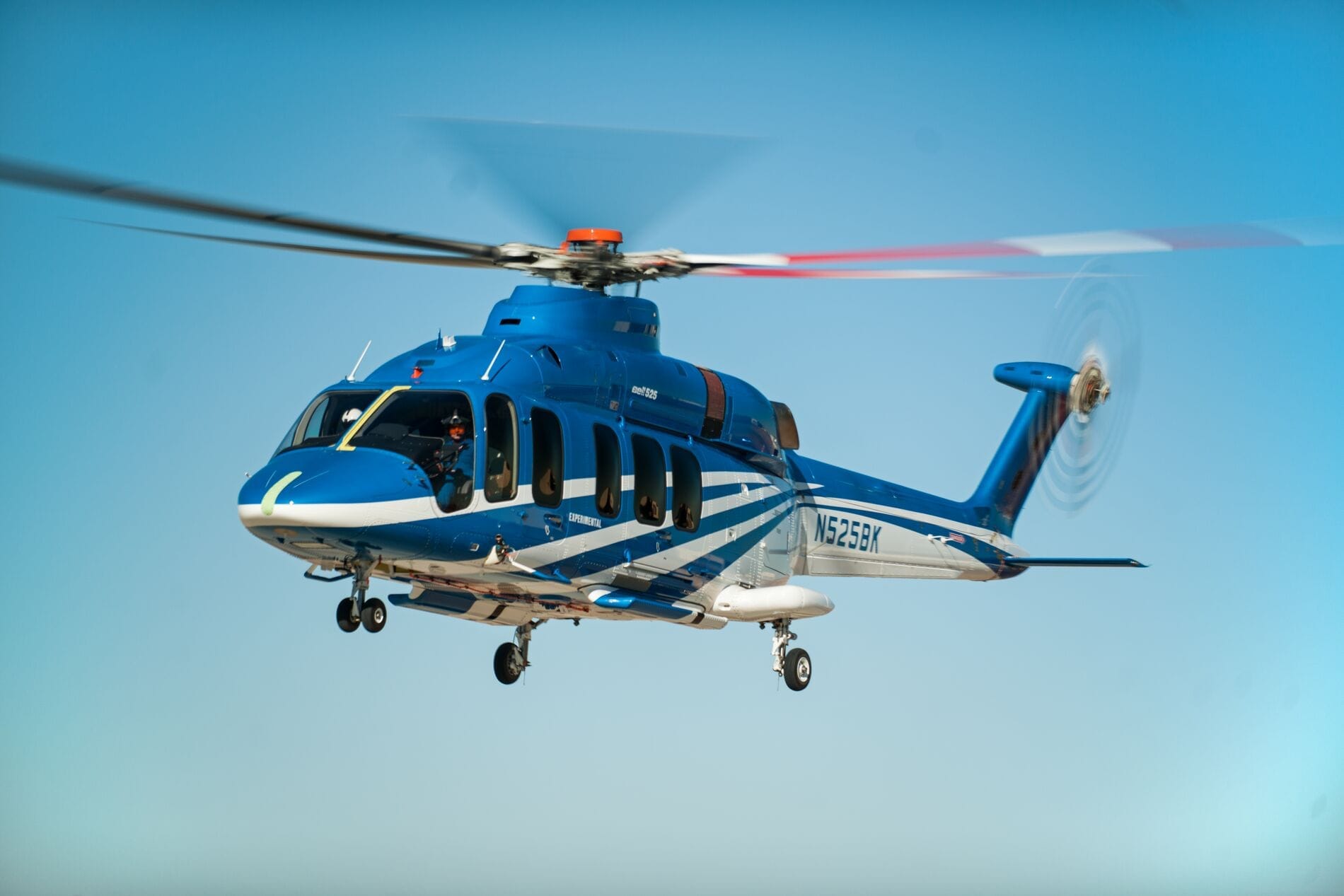 Bell 525 im Flug vor blauem Himmel