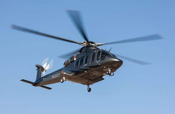 Bell 525 im Flug, Dreiviertelsicht, blauer Himmel