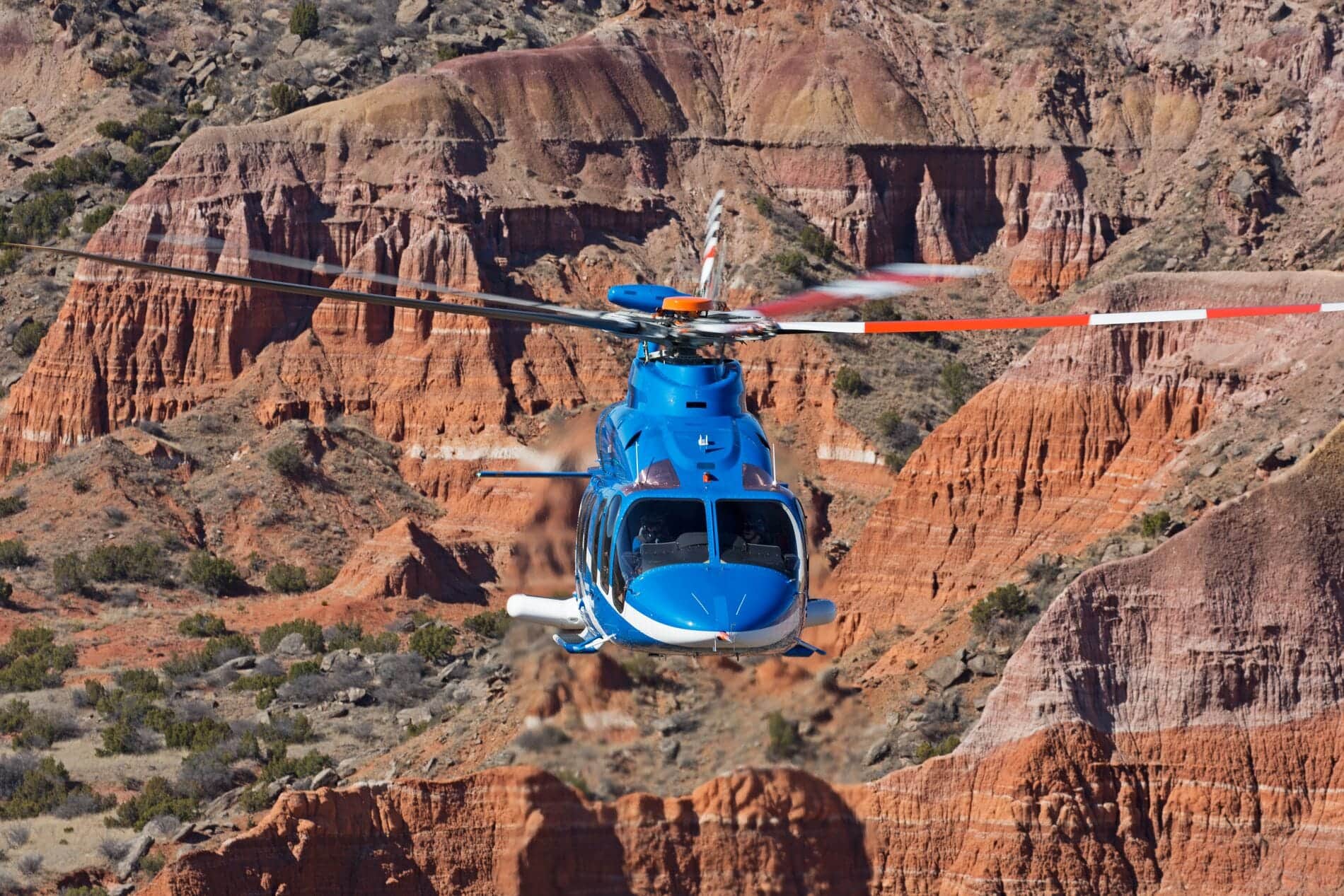Bell 525 über Bergen in der Wüste