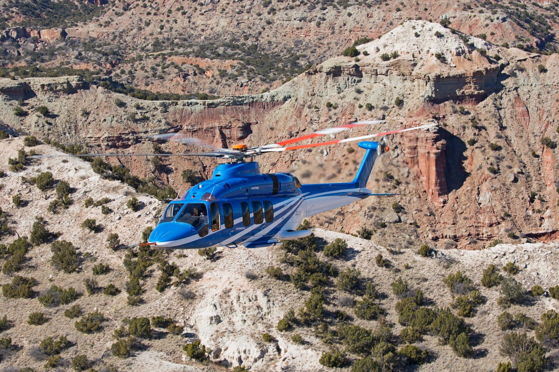 Bell 525 über Bergen in der Wüste 2  Hero
