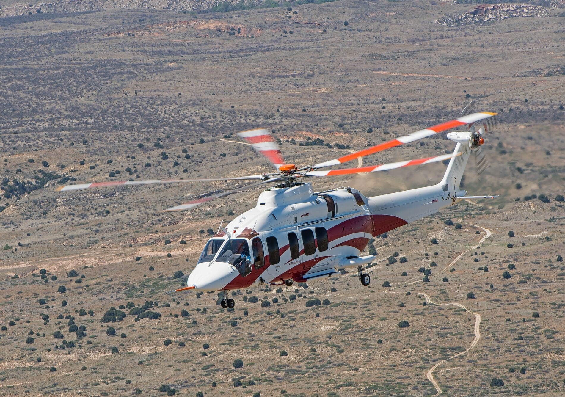 Bell 525 Weiß im Flug über der Wüste