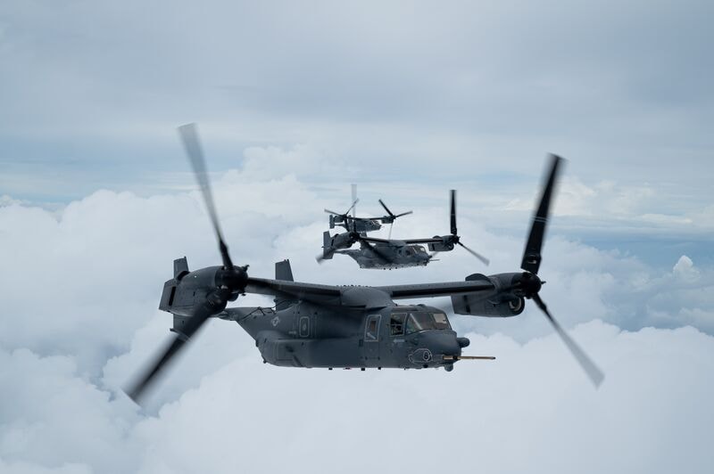 CV-22 fliegt in den Wolken