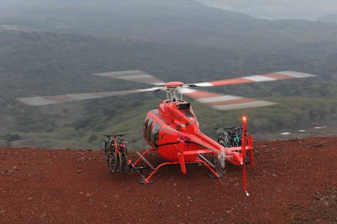 Bell 407 mit Mountainbike-Befestigung
