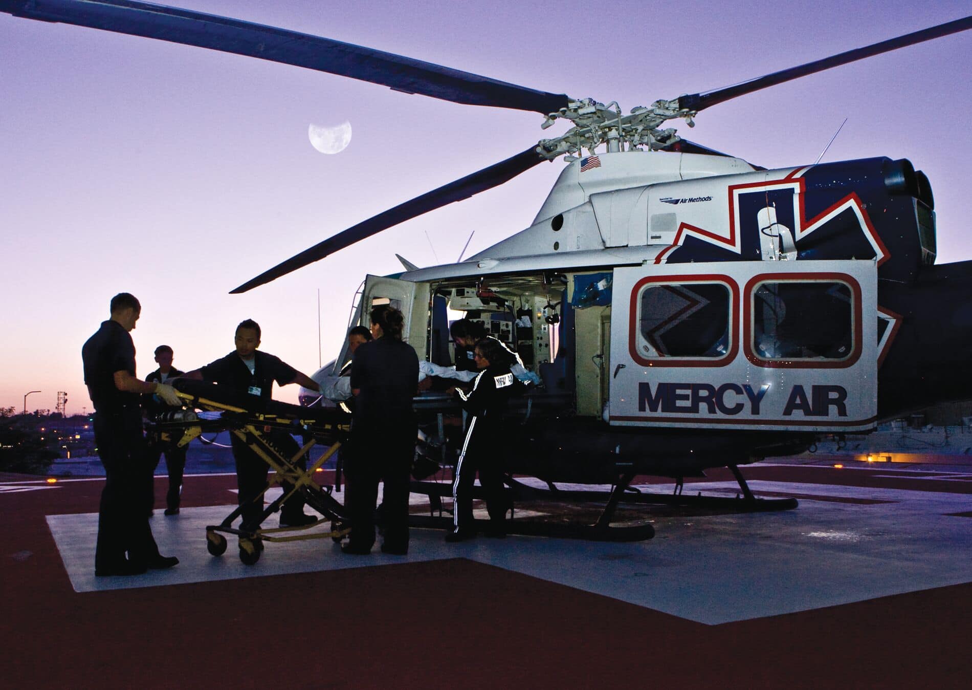 Luftmethoden Bell 412 auf Boden bei der Beladung eines Patienten