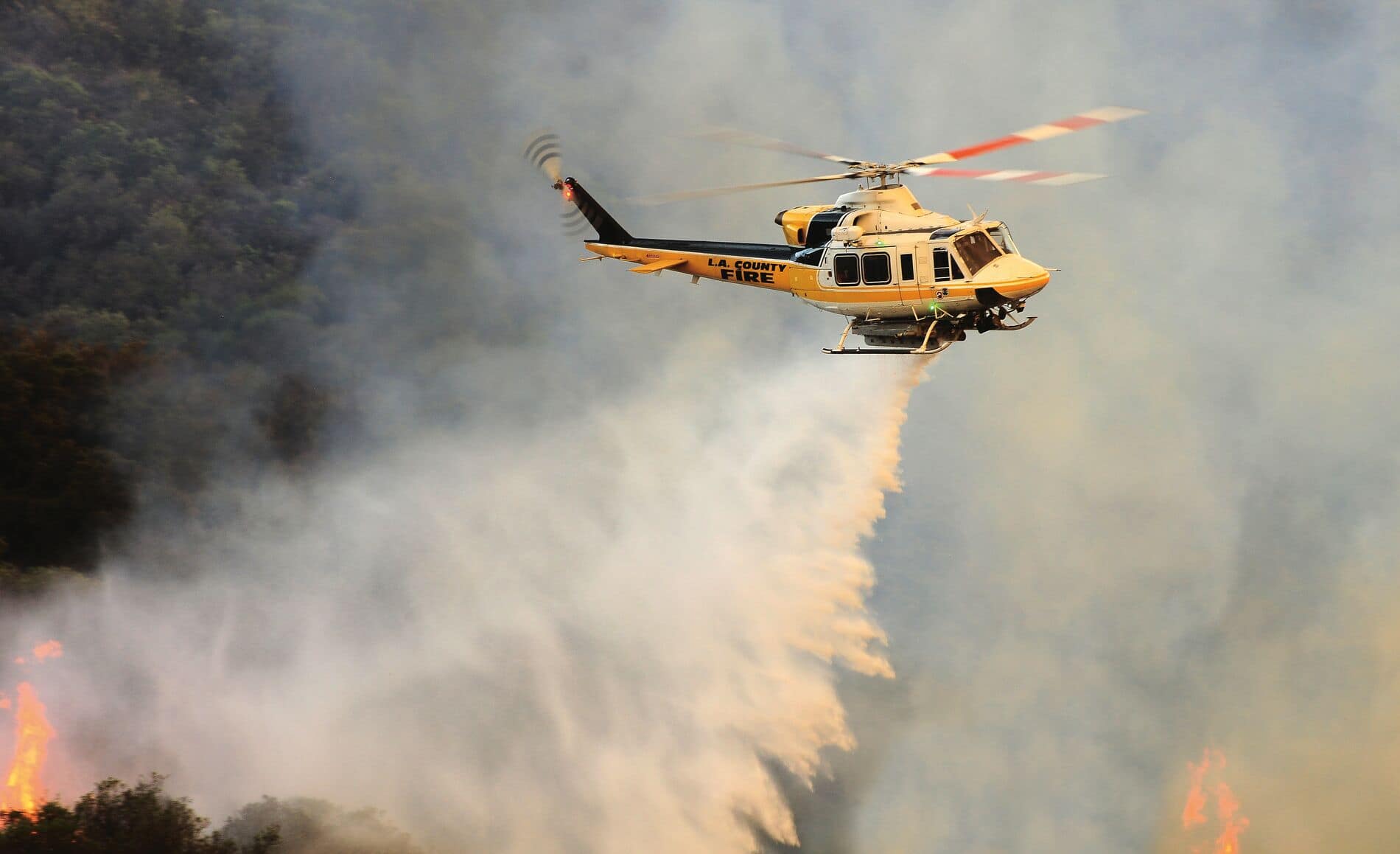 LA County Fires Bell 412 wirft Wasser auf ein Feuer ab