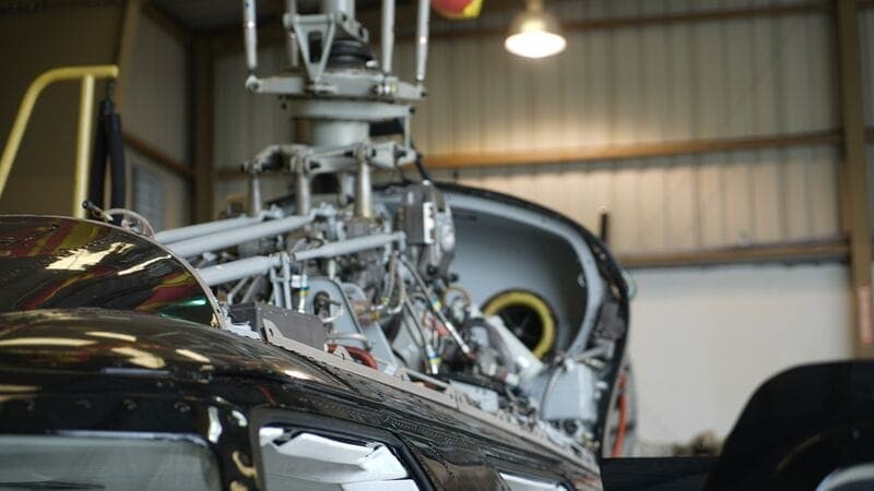 Bell-Fluggerät im Wartungshangar