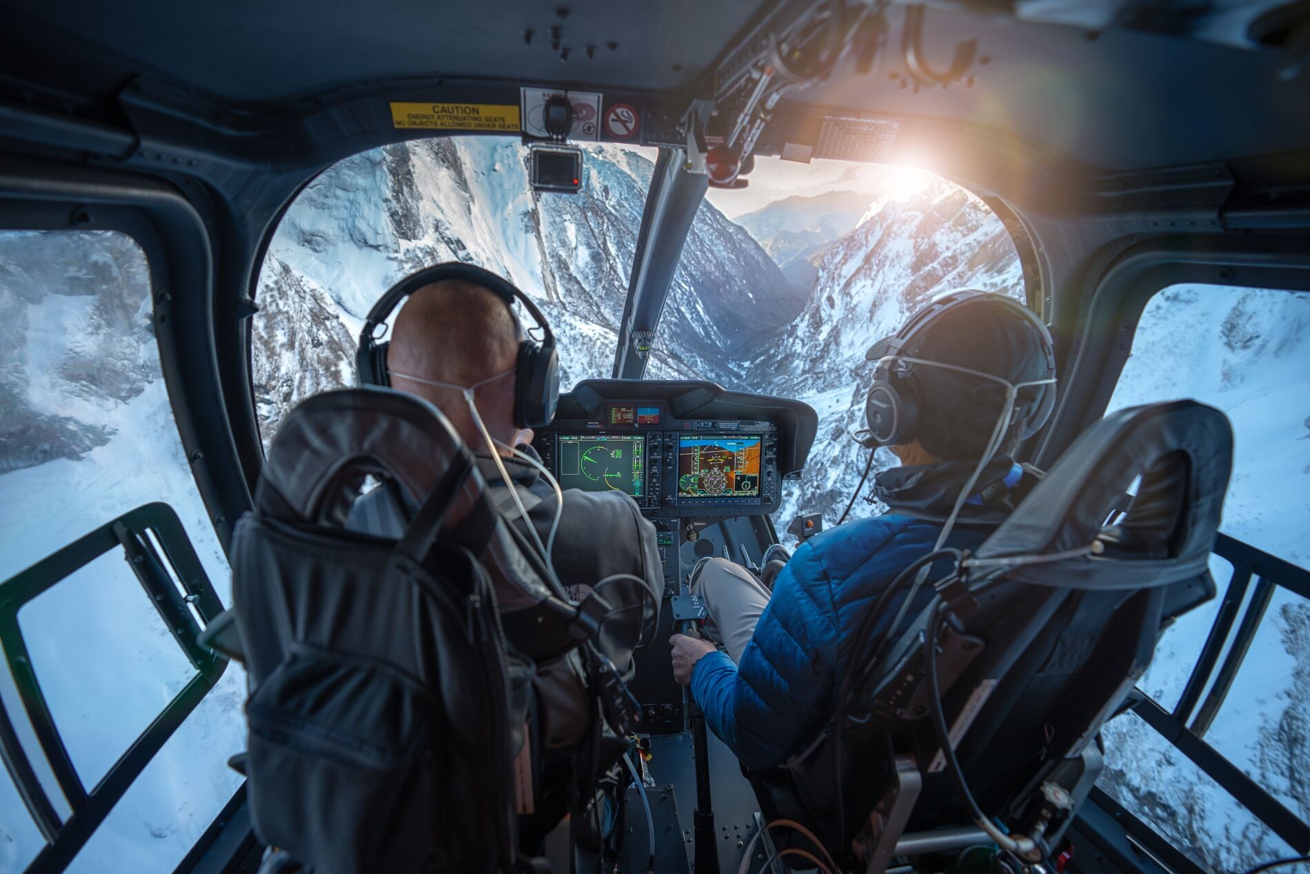Bell 505 fliegt vom Cockpit aus über Nepal