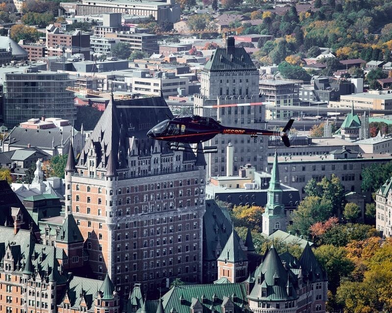 Bell 505 im Flug über Québec