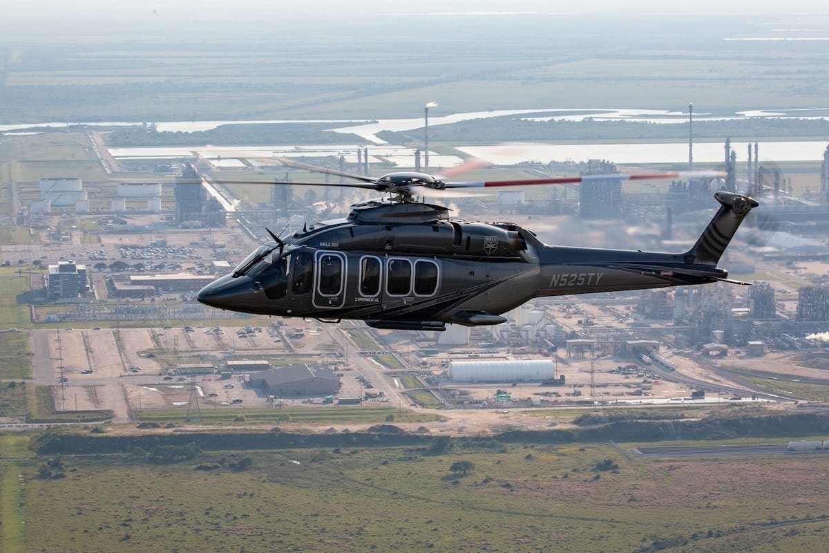 Bell 525 fliegt über Industriegebiet