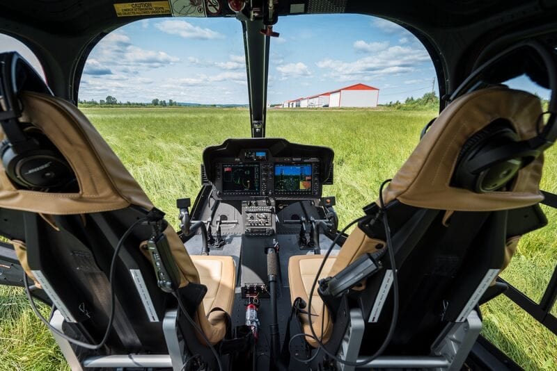 Bell-505-Cockpit-im-Grasfeld